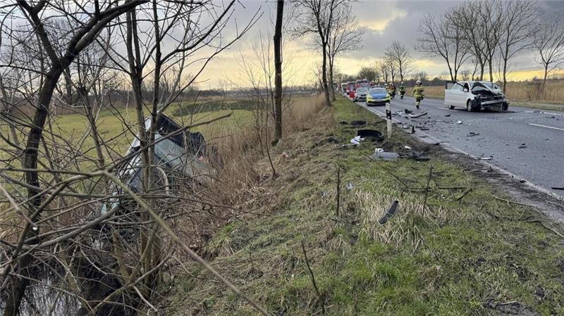 Balje: Fünf Feuerwehren bekämpfen Autobrand Der Mercedes kollidierte frontal mit einem Kleintransporter.