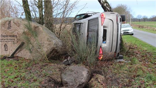 Der Mercedes landete durch den Unfall auf der Fahrerseite.
