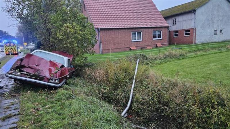 Der Mercedes prallt gegen eine Grabenböschung und eine Straßenlaterne.