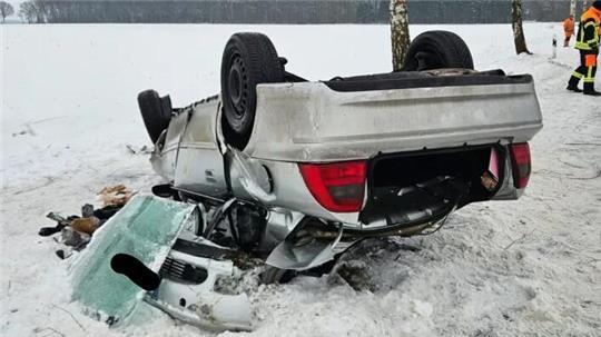 Der Mercedes überschlug sich mehrfach - die 18-jährige Fahranfängerin wurde dabei lebensgefährlich verletzt.