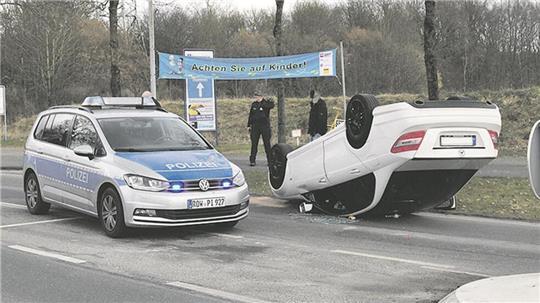 Der Mercedes überschlug sich und blieb auf Höhe des Bremervörder Krankenhauses auf dem Dach liegen.
