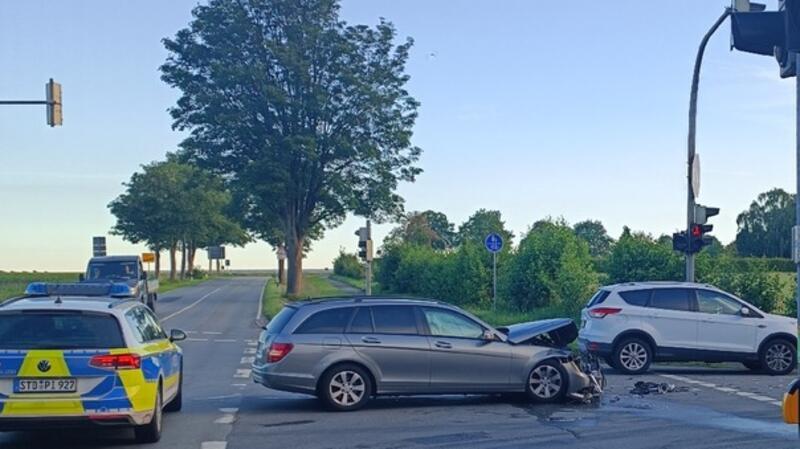 Über Rot gefahren: Staderin verursacht Unfall in Grundoldendorf Ein Mercedes steht nach dem Unfall auf der Kreuzung.
