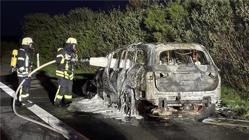 Auto steht auf A1 in Flammen – Feuerwehr steckt in Rettungsgasse fest Der Mercedes war nicht mehr zu retten.