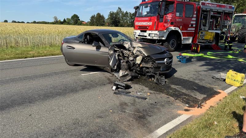 Der Mercedes wurde bei dem Unfall auf der L123 auf der Beifahrerseite stark beschädigt.