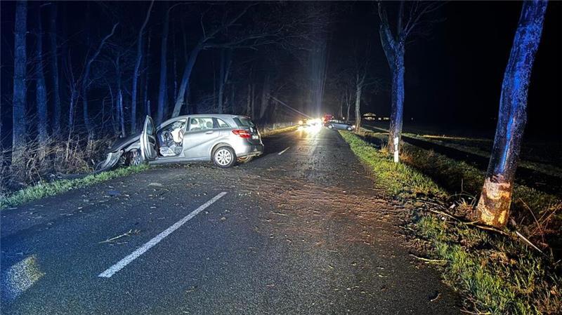 Unfall: Mercedes rammt Baum an Griemshorster Straße Der Mercedes wurde quer über die Straße geschleudert.