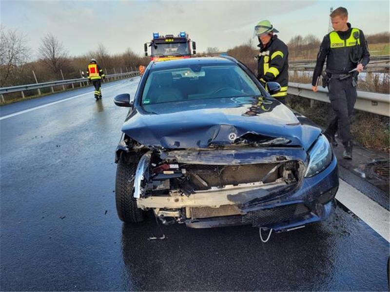 Drei Unfälle auf A26 - Vier Menschen verletzt Der Mercedesfahrer hatte auf der A26 die Kontrolle über sein Fahrzeug verloren.
