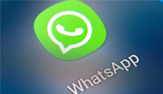 Der Messaging-Dienst WhatsApp ist von zahlreichen Störungen betroffen. Foto: Fabian Sommer/dpa/dpa-tmn