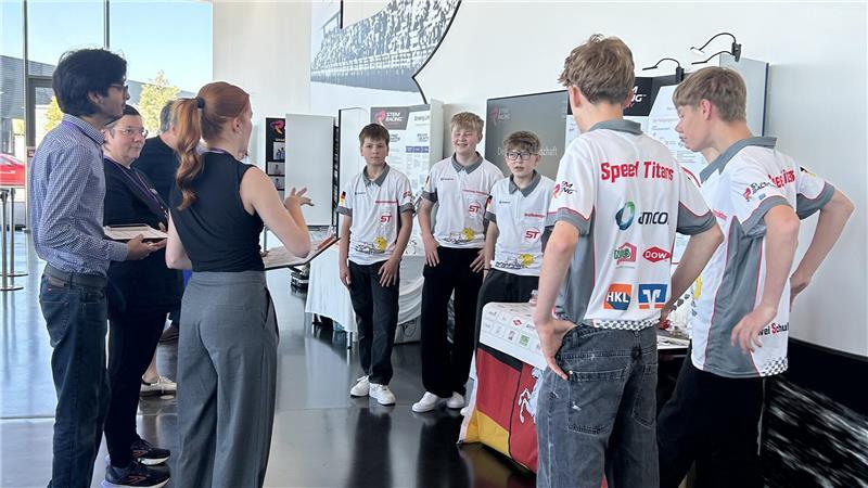 Ahlerstedter Speed Titans bleiben Deutschlands Nummer eins Der Messestand der Speed Titans zog viele Interessierte an.