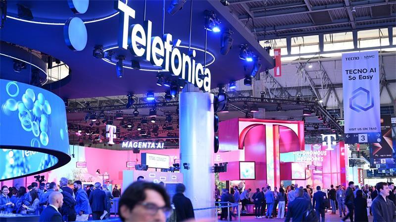 O2 Telefónica plant Streichung von mehr als 1.000 Stellen Der Messestand des spanischen Mutterkonzerns Telefónica beim Mobile World Congress (MWC) in Barcelona, direkt neben dem Messestand der Deutschen Telekom.