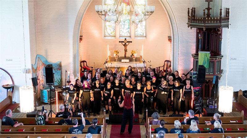 Der Metalchor singt in der Kirche in Wacken. 
