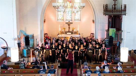 Der Metalchor singt in der Kirche in Wacken. 