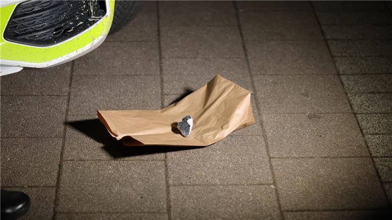 „Feuerball“ in Koblenz – Was wir über den Meteoriten wissen Der Meteorit von Koblenz liegt zum Größenvergleich vor einem Auto.