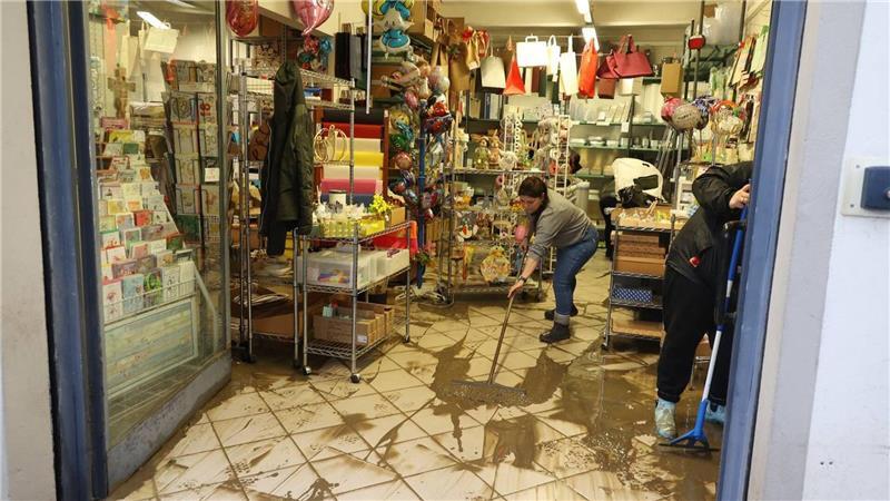 „Wie eine Mauer aus Wasser“ - Unwetterschäden in Italien Der Meteorologe Bernardo Gozzini bezeichnete die Niederschläge als für die Jahreszeit ungewöhnlich.