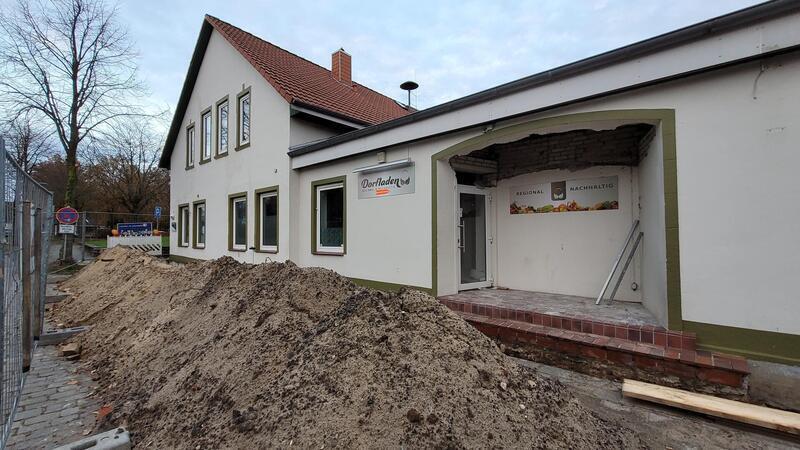 Der Midlumer Dorfladen während der Sanierungsphase. Mittlerweile ist der beigefarbene Putz einer weiß-gelben Streifenfassade gewichen.