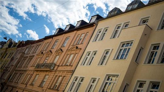 Der Mieterbund befürchtet wegen der Krise am Bau und Hunderttausender fehlender Wohnungen einen weiteren drastischen Anstieg der Mieten. Selbst in Hochpreisregionen wie hier in München seien die Mieten auch bei bestehenden Verträgen in den vergangenen beiden Jahren so stark wie noch nie gestiegen.