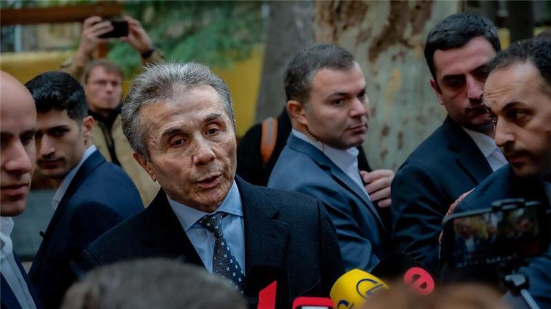 Georgien-Wahl: Erste Ergebnisse zeigen Regierungspartei vorn Der Milliardär Bidsina Iwanischwili hat die Partei Georgischer Traum gegründet, die seit 2012 regiert und für einen nationalkonservativen Kurs sowie eine Abkehr vom Westen steht.