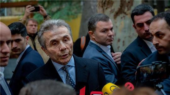 Der Milliardär Bidsina Iwanischwili hat die Partei Georgischer Traum gegründet, die seit 2012 regiert und für einen nationalkonservativen Kurs sowie eine Abkehr vom Westen steht.