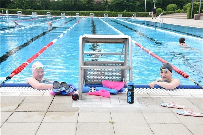Der Mindestabstand gilt auch im Wasser: Mia Malin Vogel (12) und Pauline Haase (13) schwammen am Mittwoch im Stader Freibad. Foto: Battmer