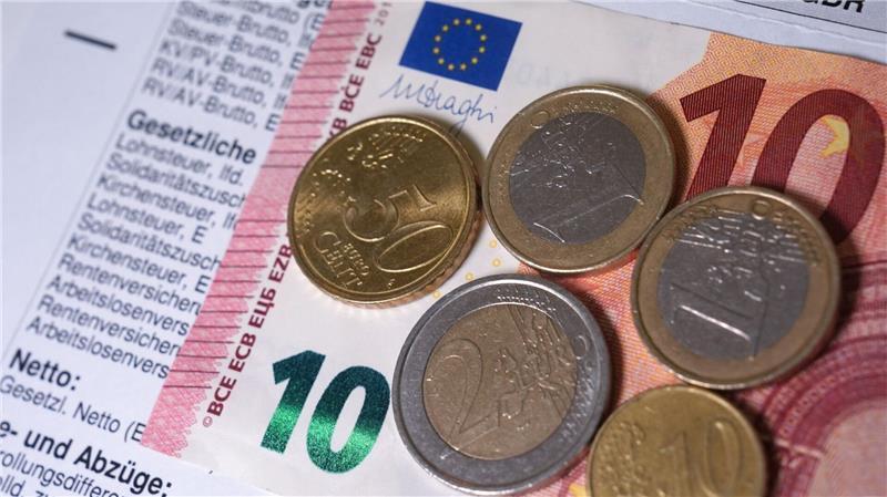 Der Mindestlohn steigt bis 2027 auf 14,60 Euro pro Stunde. (Symbolbild) 