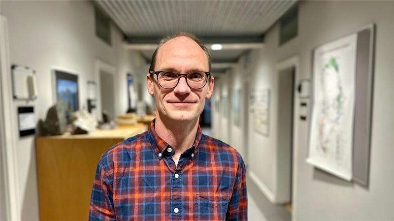 Was Grönlands Rohstoffe für die EU bedeuten Der Mineralforscher Jakob Kløve Keiding steht in seinem Institut Geus.