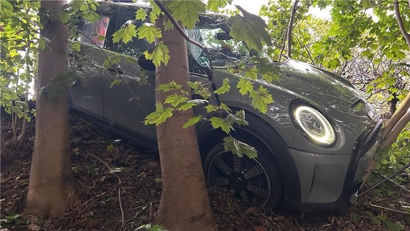 Unfall in Buxtehude: Mini landet an B73-Abfahrt in der Böschung Der Mini hing nach dem Unfall in den Bäumen.