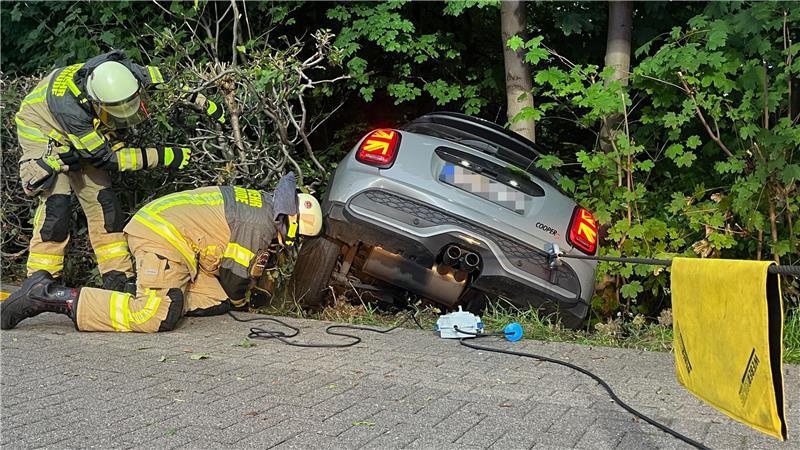 Unfall in Buxtehude: Mini landet an B73-Abfahrt in der Böschung Der Mini landete an der Böschung, die zum Jahnstadion hinab geht.