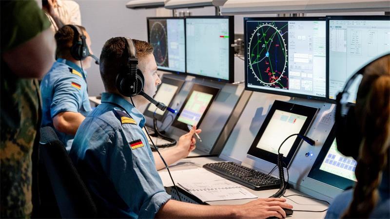 Wann die Entscheidung für einen Marinehafen getroffen wird Der Minister besuchte die Marineoperationsschule.