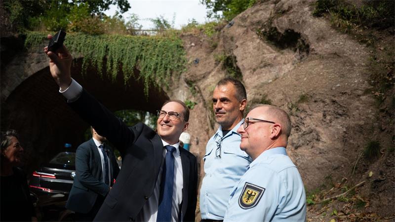 Feuerlöscher Dobrindt auf Tour in Thüringen Der Minister kann auch Selfie: Dobrindt posiert mit zwei Beamten der Bundesbereitschaftspolizei.