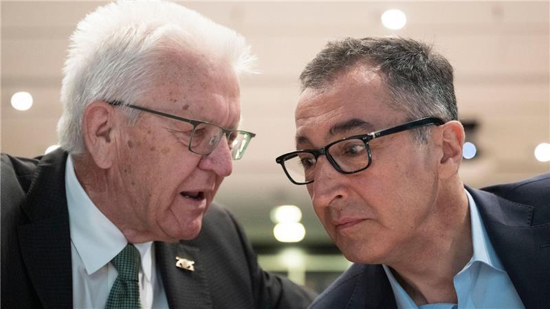 Der Ministerpräsident und sein Nachfolger? Die Grünen haben Cem Özdemir zu ihrem Spitzenkandidaten für die nächste Landtagswahl gekürt.