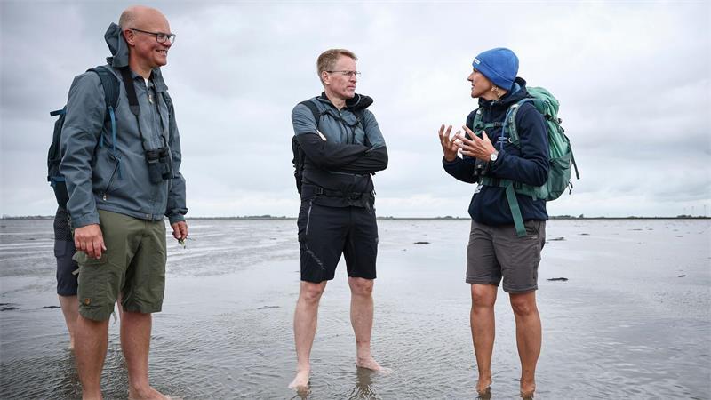 Hautnahe Naturerfahrung für Spitzenpolitiker im Watt Der Ministerpräsident und sein Umweltminister im Gespräch mit einer Nationalparkexpertin.