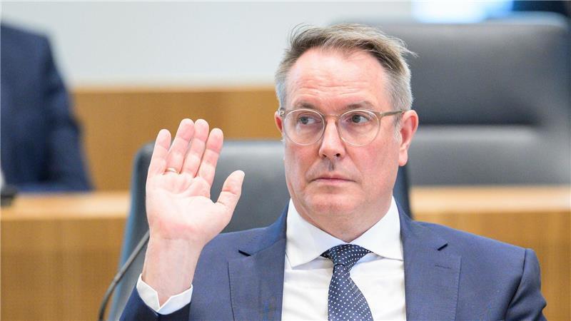 Der Ministerpräsident von Rheinland-Pfalz, Schweitzer (SPD), spricht von einem Warnschuss.