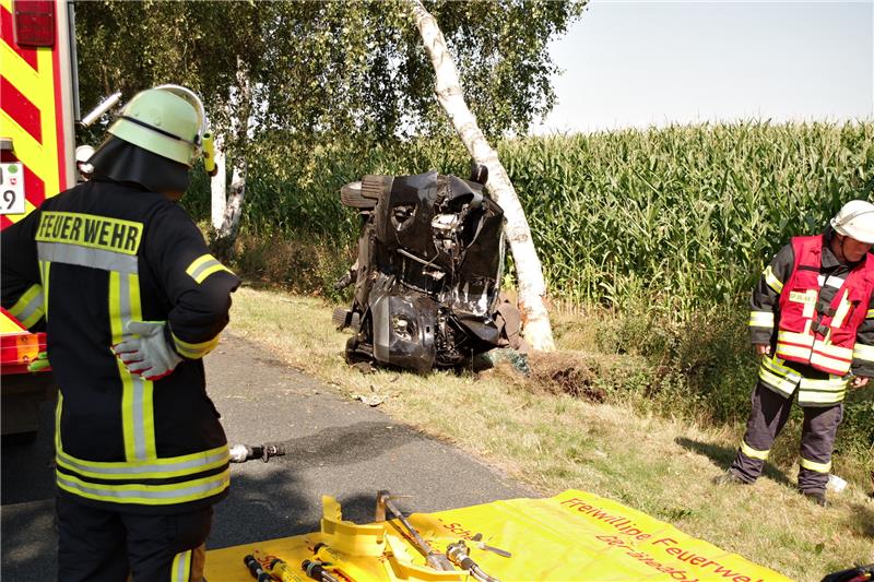 Zwei Schwerverletzte nach Unfall zwischen Oldendorf und Bossel Der Mitsubishi wurde bei dem Unfall vollständig zerstört. Rolf Hillyer-Funke / Feuerwehren Samtgemeinde Oldendorf-Himmelpforten