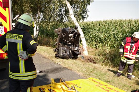 Der Mitsubishi wurde bei dem Unfall vollständig zerstört. Rolf Hillyer-Funke / Feuerwehren Samtgemeinde Oldendorf-Himmelpforten