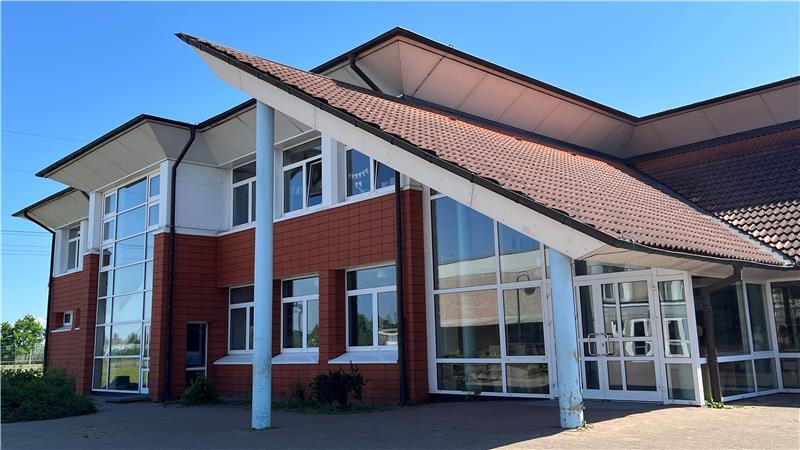 Altländer ziehen Notbremse: Um- und Neubau der Schule in Hollern gestoppt Der Mitteltrakt der Schule könnte neu errichtet werden, lediglich der vordere Bereich (rechts) soll stehen bleiben.