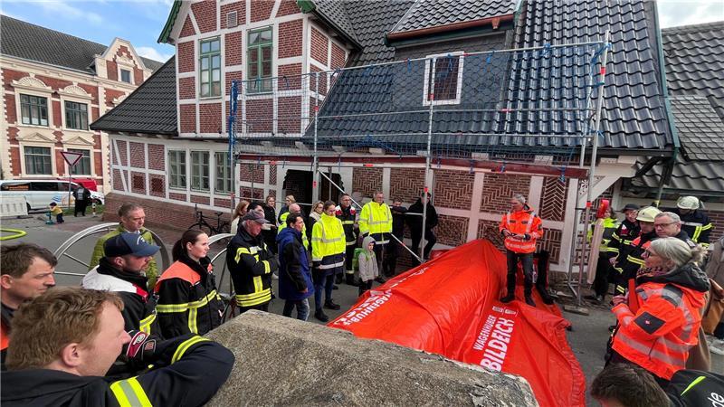Probelauf mit Erfinder: Mobildeich schützt die Moorender vor Hochwasser Der Mobildeich schließt bei Starkregen- und Sturmfluten den zu tiefen Bereich an der Ostseite der Drehbrücke zwischen Estebrügge und Moorende.