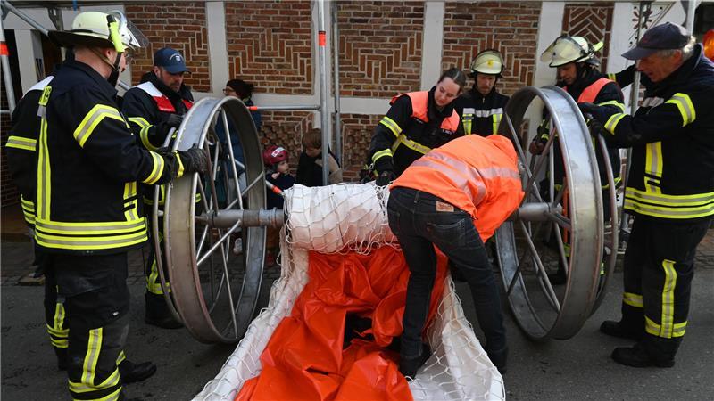 Probelauf mit Erfinder: Mobildeich schützt die Moorender vor Hochwasser Der Mobildeich wird auf einer Rolle transportiert.