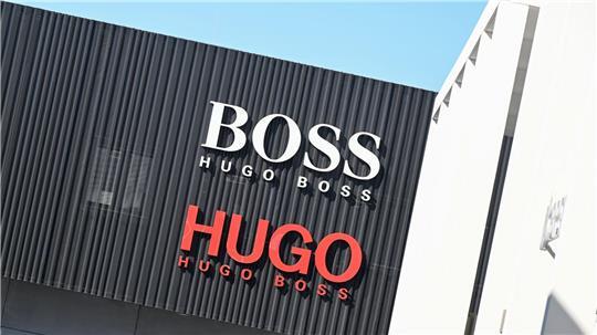 Der Modekonzern Hugo Boss rechnet für 2026 mit einem Umsatzrückgang. Erst ab dem Jahr 2027 sollen sich die Zahlen wieder verbessern. (Archivbild)