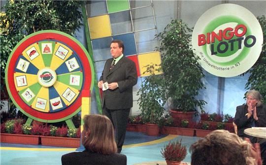 Der Moderator Michael Thürnau moderiert im September 1997 die Premierensendung der Umweltlotterie "Bingo", damals noch "BingoLotto". "Bingo" wird 25 Jahre alt. Foto: Wolfgang Weihs/dpa