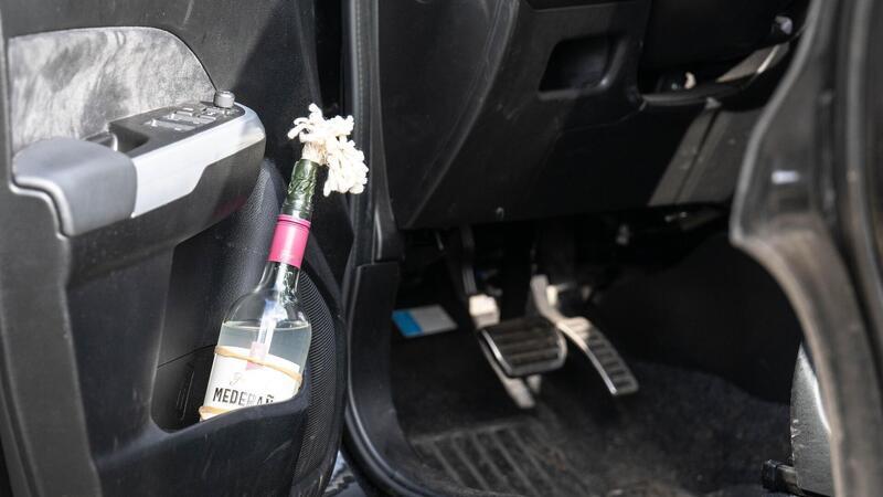 Vier Tote in Scheeßel: Auch dreijähriges Kind erschossen – Haftbefehl erlassen Der Molotowcocktail steckte in der Tür des Autos.