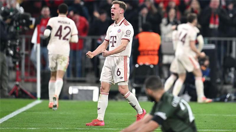 Davies „schwebt“ - und Bayern taumelt Der Moment der Befreiung und Erlösung: Joshua Kimmich (M) beim Jubel nach dem ganz späten Ausgleichstor des FC Bayern.