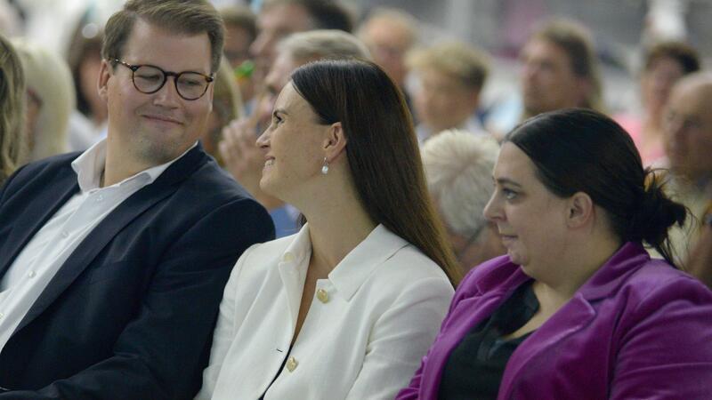 Deshalb hatten die Stader Kandidaten gegen Vanessa Zobel keine Chance Der Moment der Entscheidung: Alexander Krause gratuliert Vanessa-Kim Zobel als Erster zum Sieg in der Stichwahl. Rechts sitzt Sabrina Klapper aus Stade. Sie war im ersten Wahlgang mit nur 18 Stimmen ausgeschieden.