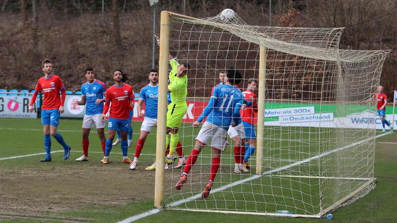 Ein Traumtor leitet D/A-Sieg ein: Und der Held fliegt später vom Platz Der Moment der Führung. Der Ball senkt sich nach einer Ecke von Matti Cebulla direkt ins Kieler Tor.