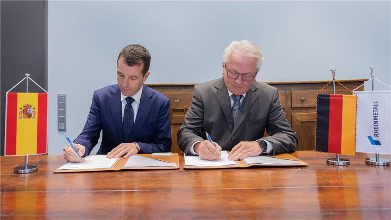 Der Moment der Unterschrift des Memorandums of Understanding (MoU) zur künftigen Zusammenarbeit. 