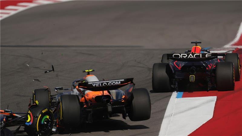 Verstappen gibt McLaren-Duo Lehrstunde Der Moment, der das McLaren-Duo noch länger beschäftigen wird.