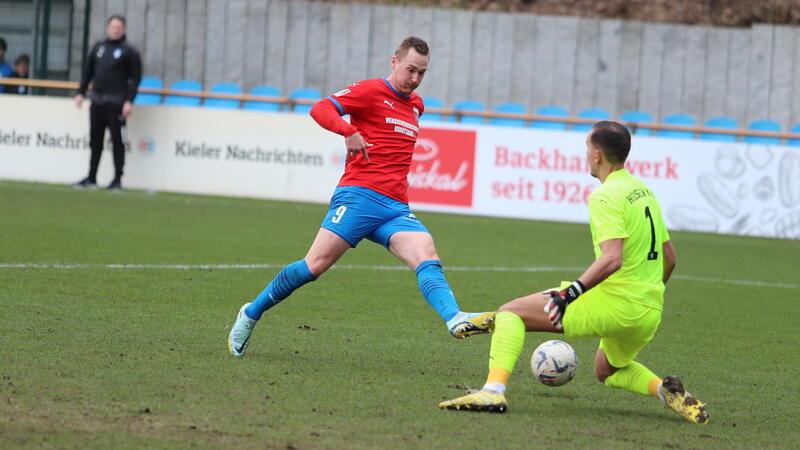Ein Traumtor leitet D/A-Sieg ein: Und der Held fliegt später vom Platz Der Moment zum 2:0: Moritz Göttel schiebt den Ball überlegt am Kieler Torwart Noah Oberbeck vorbei.
