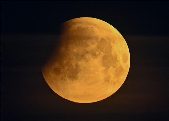 Der Monat Oktober bietet eine partielle Mondfinsternis, die in ihrer vollen Länge von Mitteleuropa aus zu beobachten ist. (Archivbild)