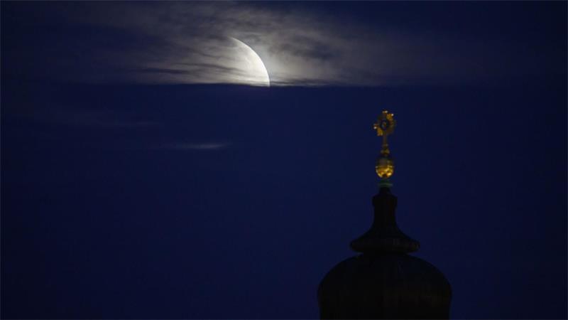 Wolken nehmen Sicht auf partielle Mondfinsternis Der Mond geht am Morgen während einer partiellen Mondfinsternis hinter dem Kreuz der Frauenkirche unter.