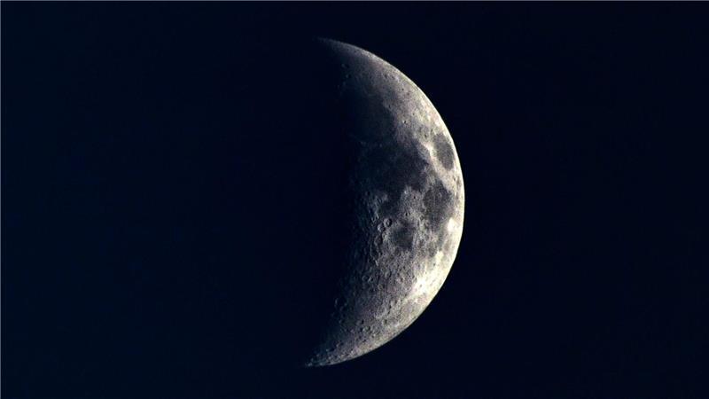 Der Mond ist als Sichel im Nachthimmel über Tschechien zu sehen. (Symbolbild)