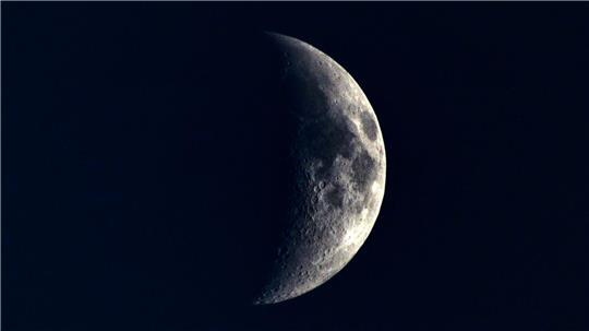 Der Mond ist als Sichel im Nachthimmel über Tschechien zu sehen. (Symbolbild)
