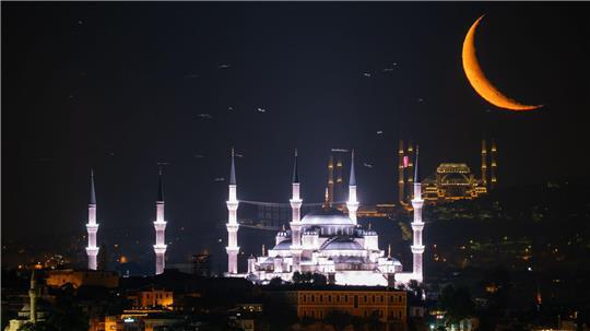 Der Mond ist aufgegangen. In diesem Fall über der Blauen Moschee (vorne) in Istanbul. 